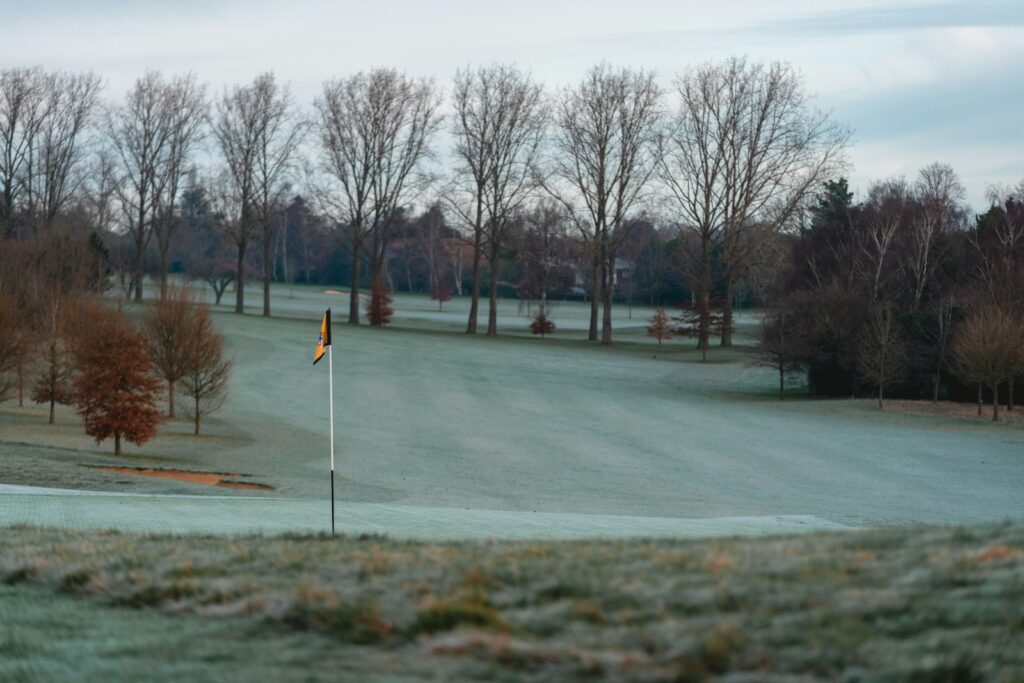 Golfbaan met rijp op de green op een koude winterochtend