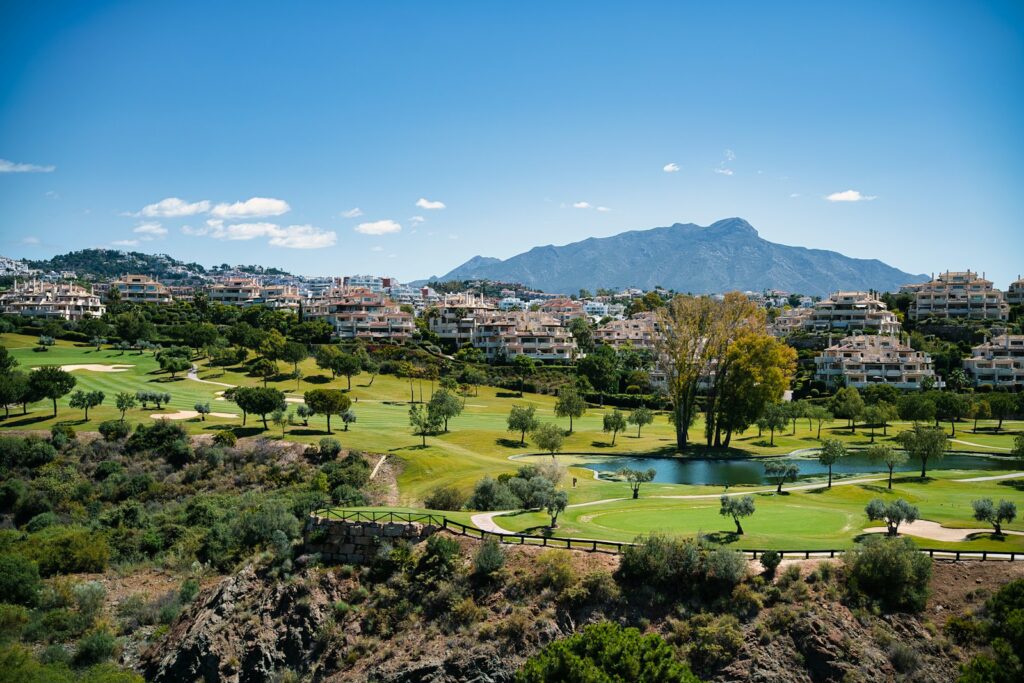 Beste tijd voor een golfreis: golfbaan met bergen in het zonnige zuiden