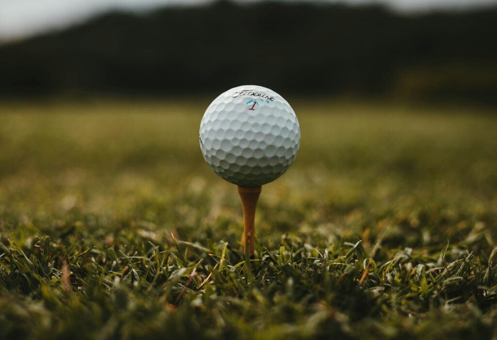 Golfbal op de tee, klaar voor de eerste afslag