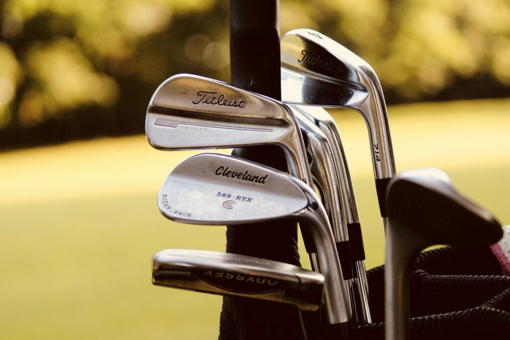 Wat kost een golfreis: set golfclubs in de tas op de baan
