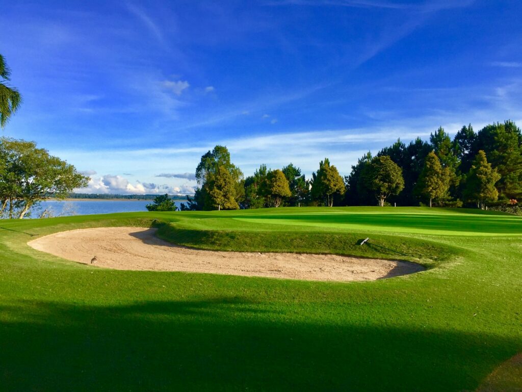 Bunker en green op een resortbaan onder een blauwe lucht
